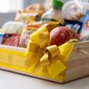 Cesta Pequena Pães Frutas e Frios