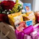 Cesta Pequena Pães Frios Frutas e Rosas