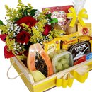 Cesta Média Pães Frios Frutas e Arranjo de Rosas