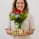 Arranjo 20 Rosas em Vidro com Ferrero Rocher T8