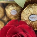Arranjo 20 Rosas em Vidro com Ferrero Rocher T8