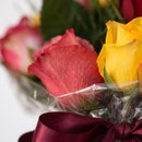 Buquê Misto de Rosas Vermelhas, Laranjas & Amarelas