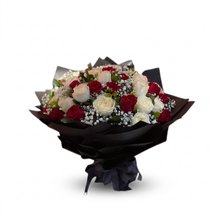 Buquê Amor 12 Rosas Vermelhas & 12 Brancas
