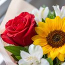 Buquê de Rosas Vermelhas Premium com Girassol