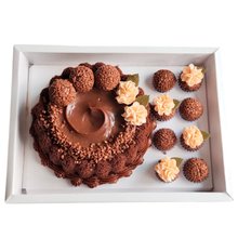 Caixa Vitrine com Bolo Brigadeiro e Doces