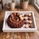 Caixa Vitrine com Bolo Brigadeiro e Doces