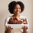 Caixa Vitrine com Bolo Brigadeiro e Doces
