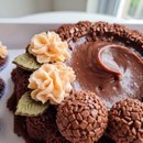 Caixa Vitrine com Bolo Brigadeiro e Doces