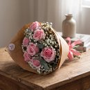 Buquê de Rosas Cor de Rosa com Gipsofila