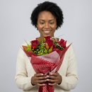 Buquê elegante com 06 Rosas Vermelhas 