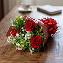 Buquê  Encanto ll com 03 rosas vermelhas  