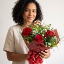 Buquê  Encanto ll com 03 rosas vermelhas  
