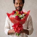 Buquê Encanto com 5 Rosas Vermelhas 