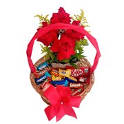 Cesta de chocolate com rosas