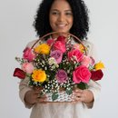 Cesta com 24 rosas coloridas
