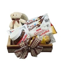 Cesta com Chocolates Kinder e Pelúcia