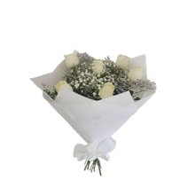 Buquê 6 Rosas Brancas  e Folhagem