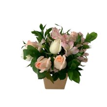 Arranjo Delicado de Rosas e Astromélias