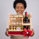 Cesta Romântica com Vinho, Taças e Bombons