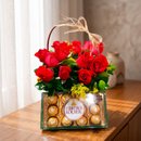 Cesta com 15 rosas Nacionais e Chocolates