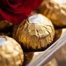 Cesta com 15 rosas Nacionais e Chocolates