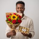 Buquê com 8 rosas e 1 Girassol e Ferrero Rocher