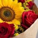 Buquê com 8 rosas e 1 Girassol e Ferrero Rocher