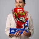 Arranjo com 2 Rosas com Balão e Chocolate