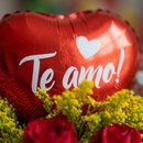 Arranjo com 2 Rosas com Balão e Chocolate