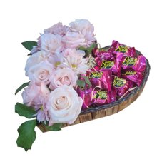 Cesta Coração Rosas e Bombons