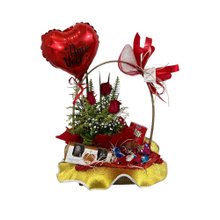 Cesta com Arranjo  Rosas e Chocolates