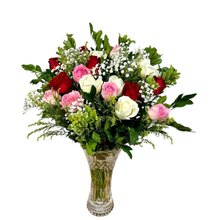 Arranjo no Vaso de Cristal com 18 Rosas Coloridas