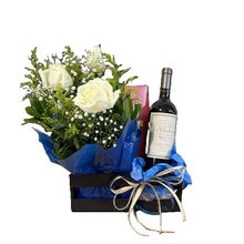 Arranjo de Rosas Brancas e Vinho DV Catena