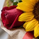 Buquê de 6 Rosas Vermelhas e 6 Girassois