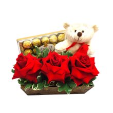 Jardineira de Rosas com Urso e Ferrero Rocher