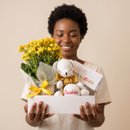 Cesta de Aniversário: Flores, Brigadeiros e Pelúcia