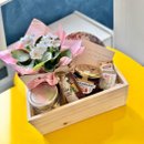 Cesta Box com Flor, Xicara e Geleia Queensberry 