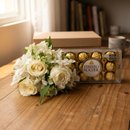 Buquê de Astromélia com  Rosas Brancas e Chocolate