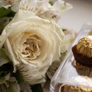 Buquê de Astromélia com  Rosas Brancas e Chocolate