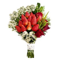 Buquê de Morango Flores e Folhagens