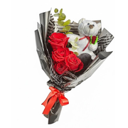 Buquê Entre Rosas e Abraços