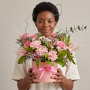 Arranjo Rosé em Caixa de Flores com Cravos