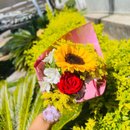 Charmoso Buquê Rosa com Girassol