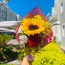 Charmoso Buquê Rosa com Girassol