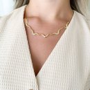 Colar Feminino Ondulado com Detalhes em Brilho