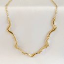 Colar Feminino Ondulado com Detalhes em Brilho