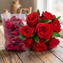 Buquê Com 8 Rosas Colombianas e Pétalas