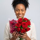 Buquê Com 8 Rosas Colombianas e Pétalas