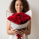 Buquê de 12 Rosas Vermelhas em Papel Coreano