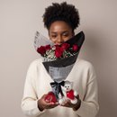 Buquê com 6 Rosas e Chuva de Prata
